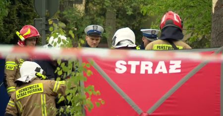 Uderzyli w drzewo. Kierowca i siedzący obok pasażer zginęli, trzy osoby trafiły do szpitali