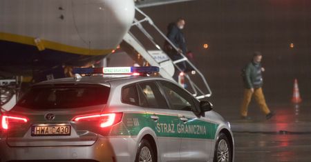 Żartują, że mają bombę w bagażu. Oto co grozi, gdy pasażer odleci po alkoholu