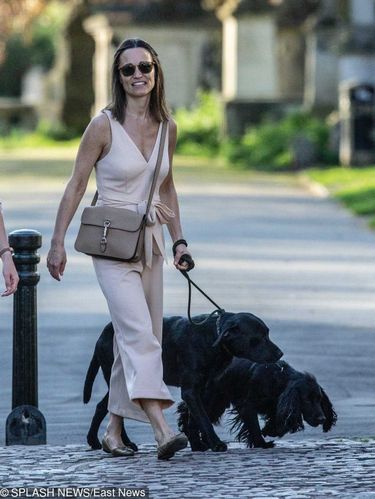 Ciężarna Pippa Middleton spaceruje z psami