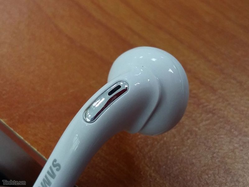 Samsung może mocno odświeżyć słuchawki dla Galaxy S6. Będą podobne do tych od iPhone'a? 10