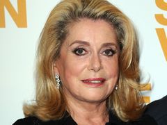 70-letnia Deneuve zawarła pakt z diabłem?