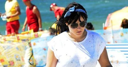 Ewa Farna na plaży. Gwiazda odsłoniła nogi!
