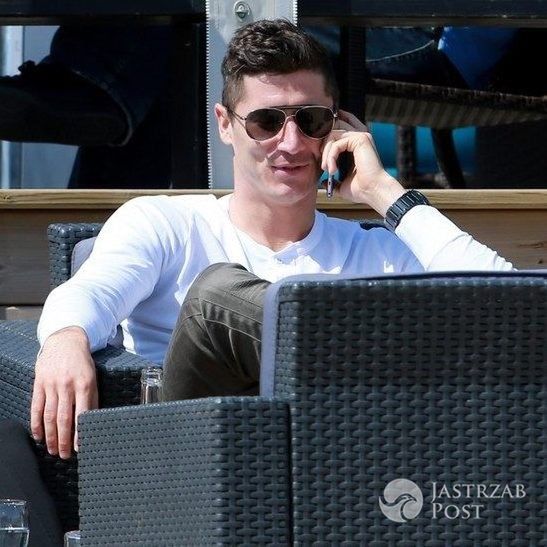 Robert Lewandowski wykorzystał chwilę na rozmowę telefoniczną