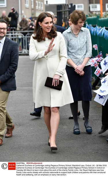 Księżna Kate w podkreślającym jej ciążowy brzuch kemowym płaszczu