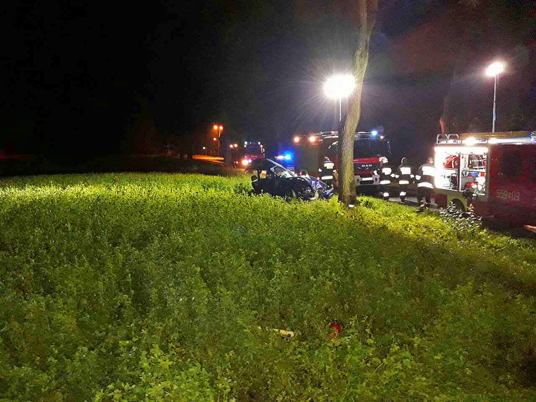 Auto rozerwane na pół. Nie żyje 1 osoba