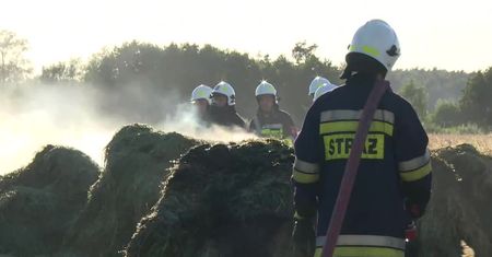 Pożar we Wtórku w Wielkopolsce. Spłonęły przyczepy ze słomą oraz ściernisko
