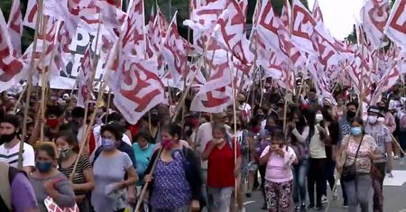 Kilka tysięcy ludzi wzięło udział w Buenos Aires w proteście przeciwko obostrzeniom.