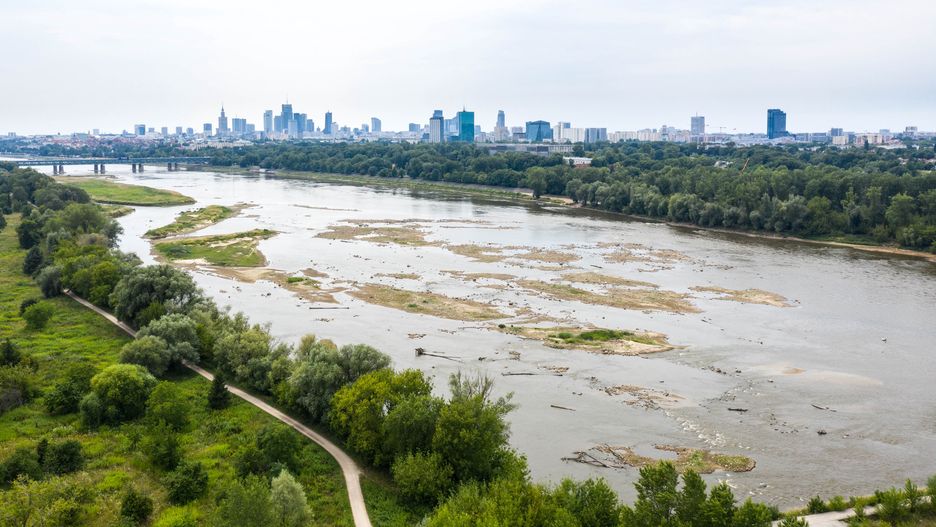 Warszawa, 26.07.2022. Na zdjęciu z drona stan wody w Wiśle w Warszawie, 26 bm. Coraz większy obszar kraju jest objęty suszą hydrologiczną. (mr) PAP/Leszek Szymański***Zdjęcie do depeszy PAP pt. IMGW ostrzega przed suszą hydrologiczną w kilkunastu województwach***