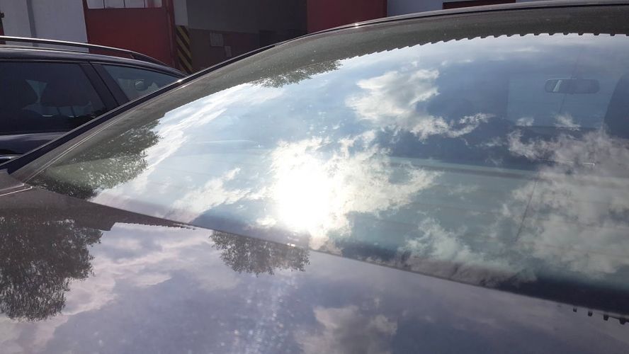 Dziecko w rozgrzanym samochodzie – urządzenie wskazało wartość + 56 C!