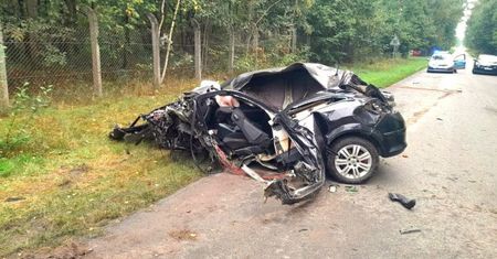 Opel uderzył w drzewo, kierowca wypadł z auta. 21-latek zginął na miejscu