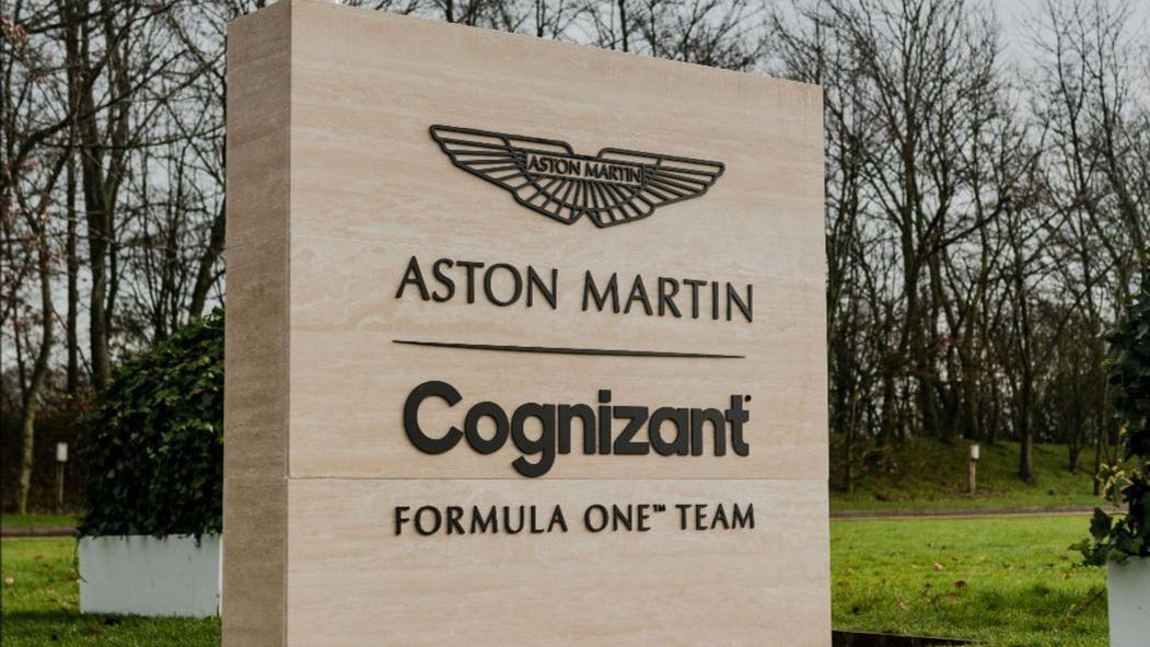 logo Aston Martina przed fabryką w Silverstone