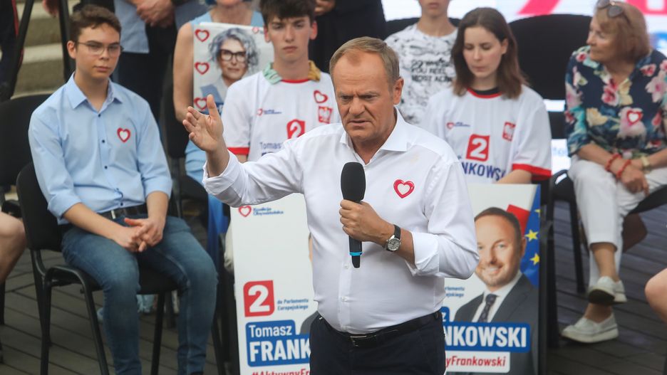 Białystok, 24.05.2024. Premier Donald Tusk (C) podczas otwartego spotkania z mieszkańcami miasta w Amfiteatrze Opery i Filharmonii Podlaskiej w Białymstoku, 24 bm. (amb) PAP/Artur Reszko