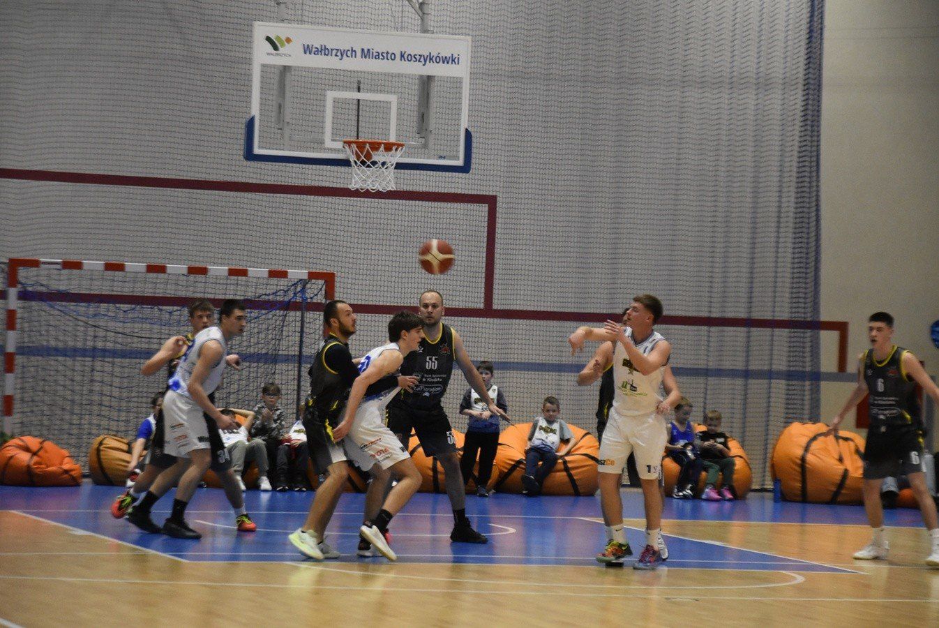 Koszykarze III-ligowego Górnika KALTECH Wałbrzych pokonali we własnej hali, 81:46 drużynę Chrobrego XXI Kłodzko