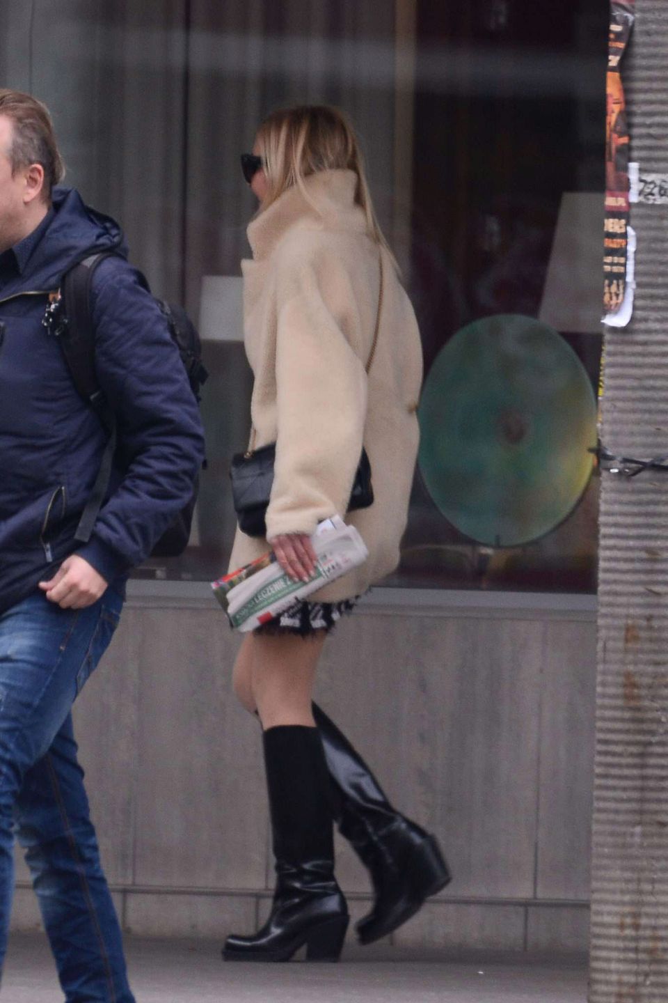Monika Olejnik w spódnicy mini na mieście