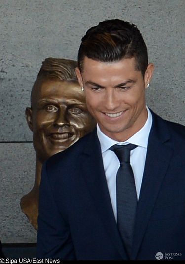 Popiersie Cristiano Ronaldo z brązu. Wpadka? (fot. East News)