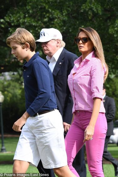 Michelle Obama w różowej koszulki J.Crew, którą nosiła Michelle Obama8/27/17- Washington, DC, USA:  President Donald Trump, First Lady Melania and son Barron return to The White House via Marine One following a weekend at Camp David. (Christy Bowe/Polaris)