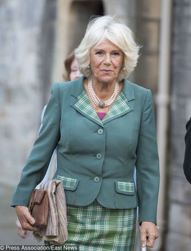 Księżna Camilla w Szkocji w najmodniejszym trendzie sezonu – spódnicy w szkocką kratę