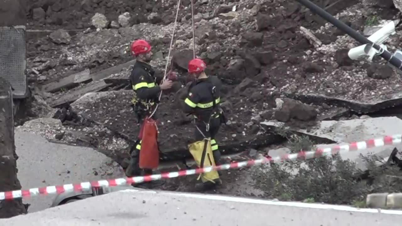 Zapadła się ziemia przy szpitalu w Neapolu. Nikt nie ucierpiał, ale konieczna była ewakuacja