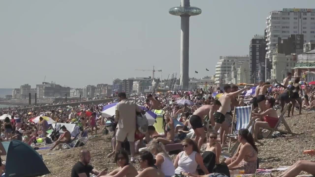 Brytyjczycy zapomnieli o koronawirusie – tysiące ludzi na plaży w Brighton