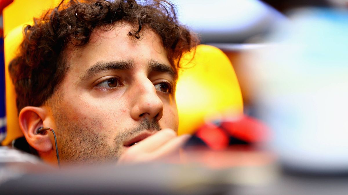 Na zdjęciu Daniel Ricciardo w kokpicie RBR14