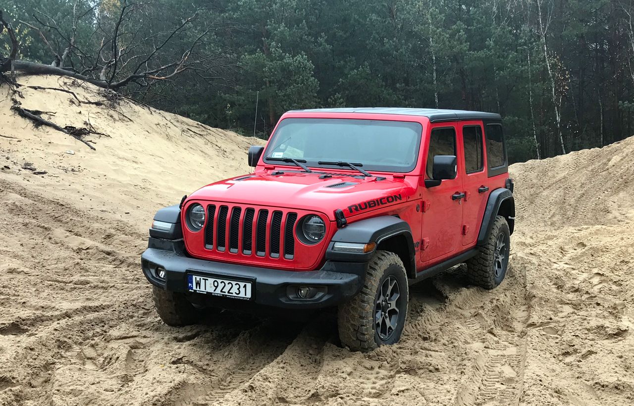 Jeep Wrangler - przykład znakomicie przygotowanego fabrycznie auta do jazdy w terenie.