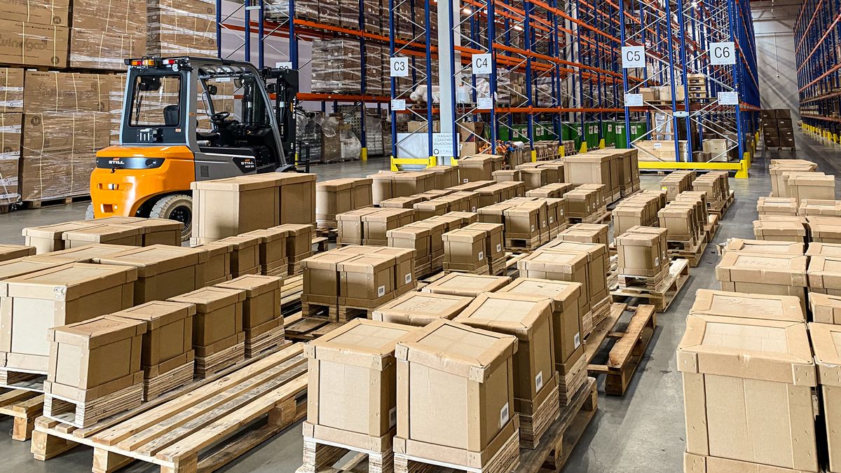 magazyn, paczki, dystrybucja, towary, palety, logistyka, transport, centrum logistyczne, hala magazynowa, operacje, fracht, kontenery, produkty, system magazynowy, logistyczne, organizacja, magazynowanie, procesy magazynowe, sortowanie, operacje magazynowe, bisnes, przewozy, paleta, kontener