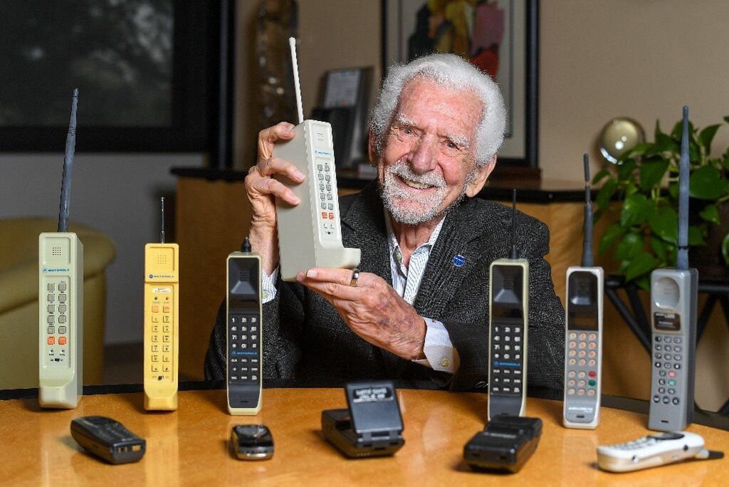 Martin Cooper z Motorolą DynaTAC w dłoniach
