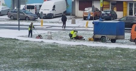 Kosili śnieg w Warszawie. W końcu trawa gdzieś tam jest
