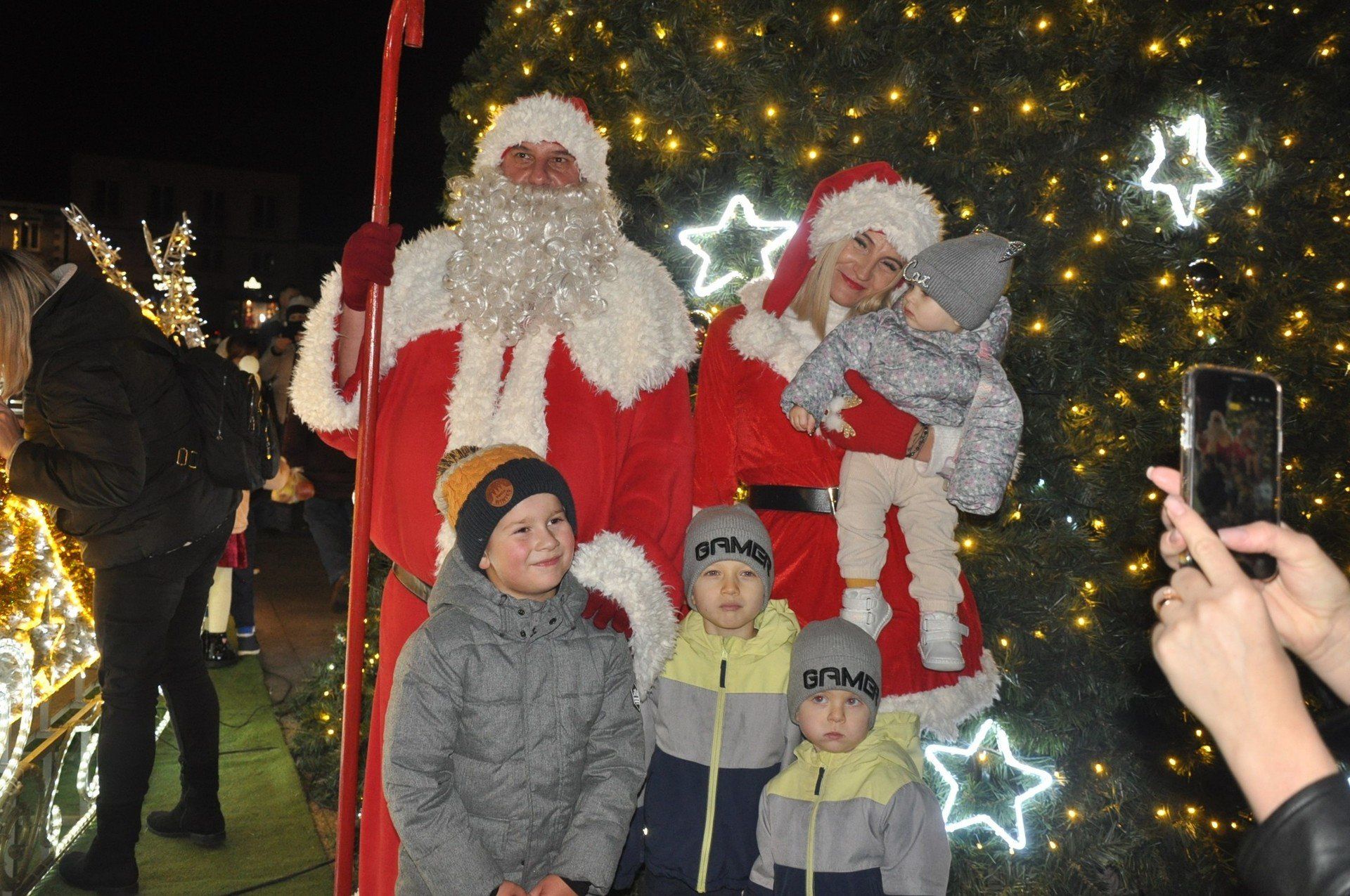 Święty Mikołaj z panią Mikołajową byli oblegani przez dzieci.
