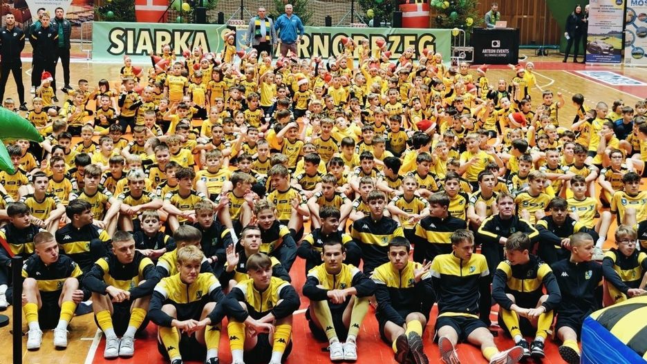 Ubiegłoroczna edycja wydarzenia zgromadziła ponad stu młodych zawodników szkółki piłkarskiej Siarki Tarnobrzeg