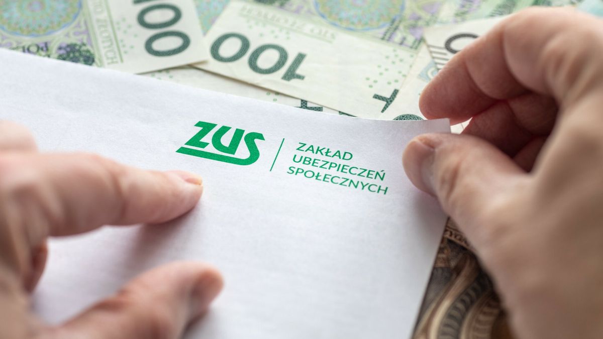 Stock ArZiFot. Arkadiusz Ziolek/East News.n/z Napis ZUS i fragmenty polskich banknotow.ARKADIUSZ ZIOLEK