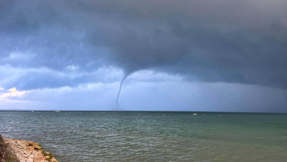 Waterspout over Lake Garda
epa10169388 A tornado, or waterspout, is witnessed over the Veronese part of the Lake Garda, northern Italy, 08 September 2022. Although the water tornados mostly occour in tropical and subtropical areas they are also possible under certain weather conditions over larger lakes and standing waters in Europe and other parts of the globe.  EPA/Sandro Benedetti 
Dostawca: PAP/EPA.
Sandro Benedetti