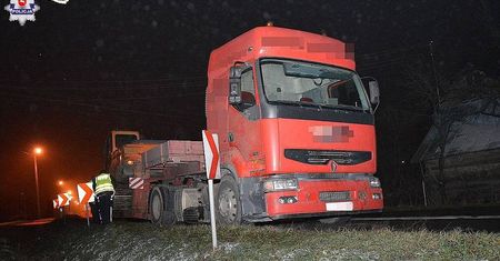 Zjechał rowerem z chodnika na jezdnię. Rowerzysta zginął pod kołami tira