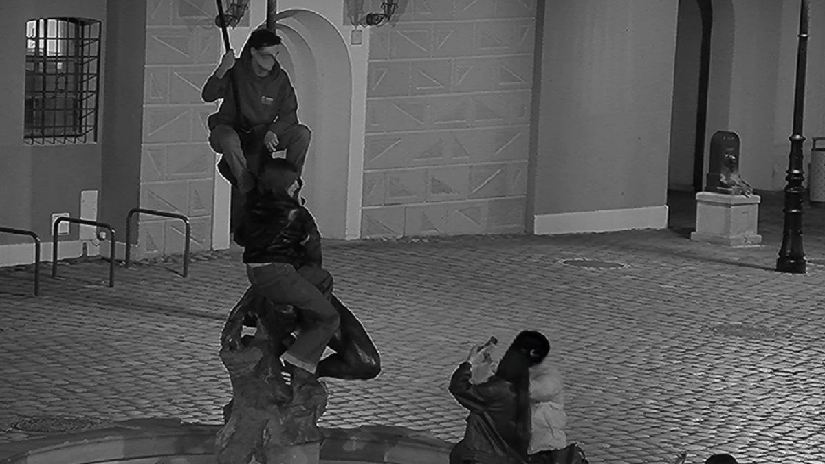 Robili zdjęcie z Marsem. Wypatrzył ich operator monitoringu.