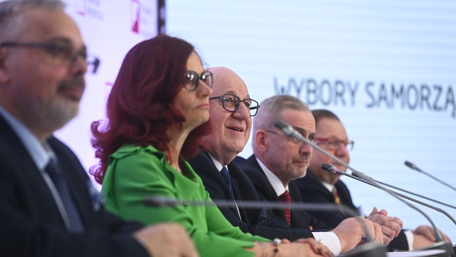 Warszawa, 21.04.2024. Wybory samorządowe 2024 - II tura. Przewodniczący Państwowej Komisji Wyborczej Sylwester Marciniak na konferencji prasowej Państwowej Komisji Wyborczej, 21 bm. w Warszawie. Zakończyło się głosowanie w drugiej turze wyborów samorządowych. (mr) PAP/Piotr Nowak