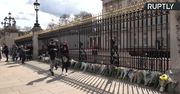 Kwiaty przed Pałacem Buckingham. Brytyjczycy żegnają zmarłego księcia Filipa.