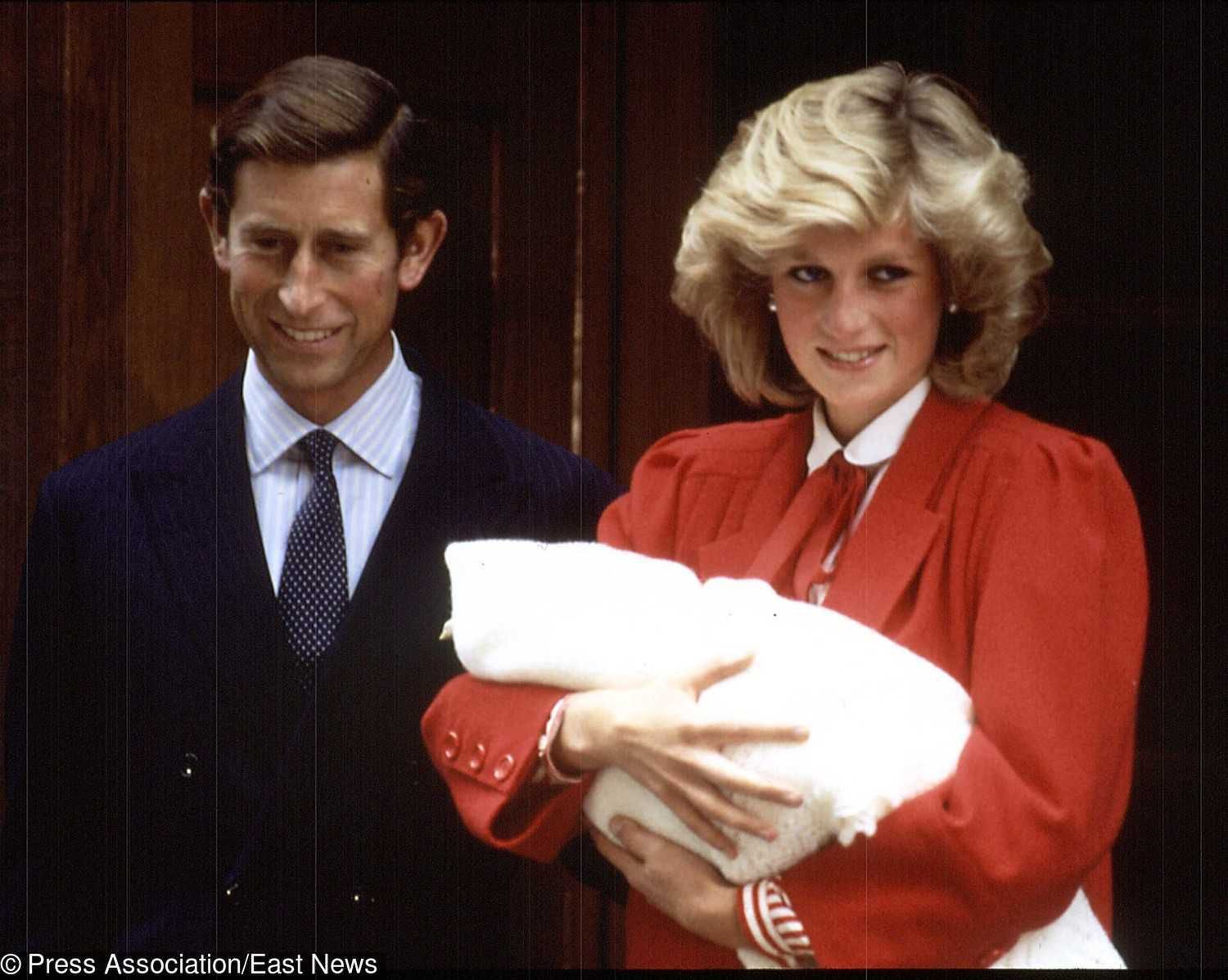 Księżna Diana w czerwonej sukni po urodzeniu księcia Harry'ego