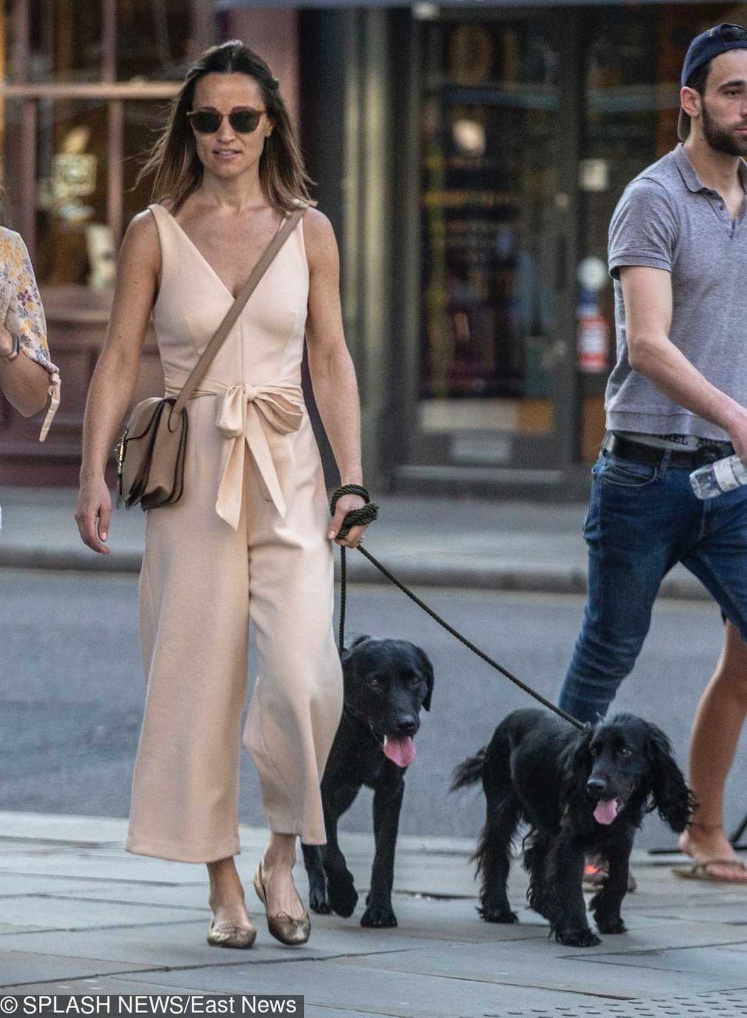 Ciężarna Pippa  Middleton spaceruje z psami