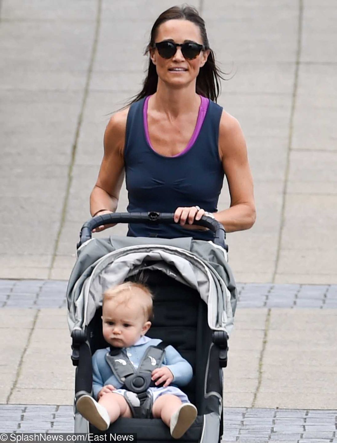 Pippa Middleton z synem Arthurem na spacerze