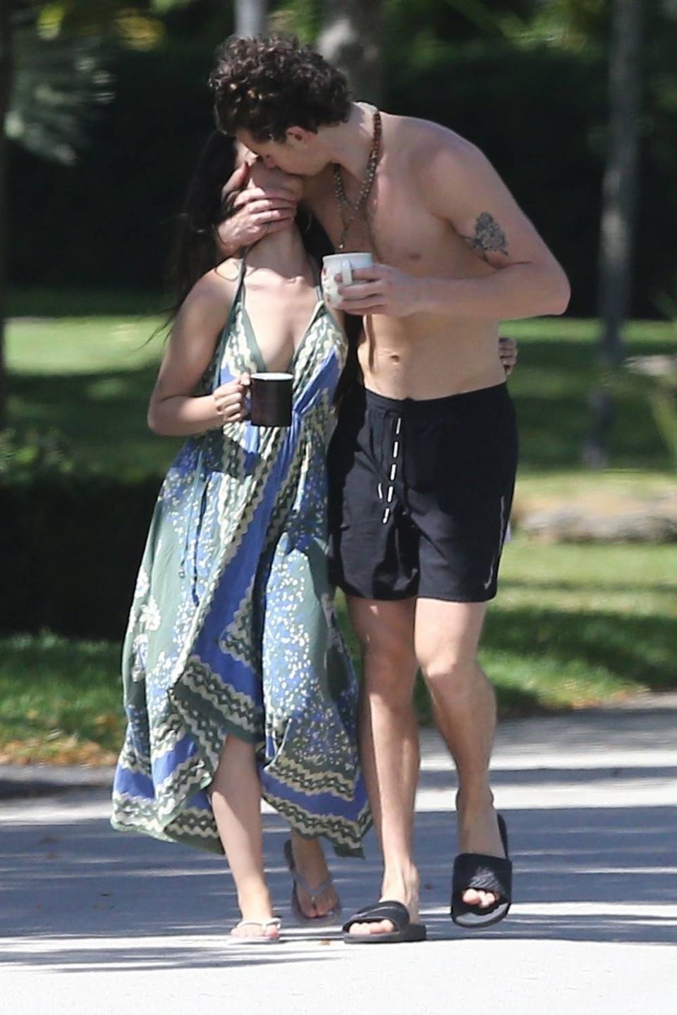 Camila Cabello i Shawn Mendes na spacerze podczas kwarantanny