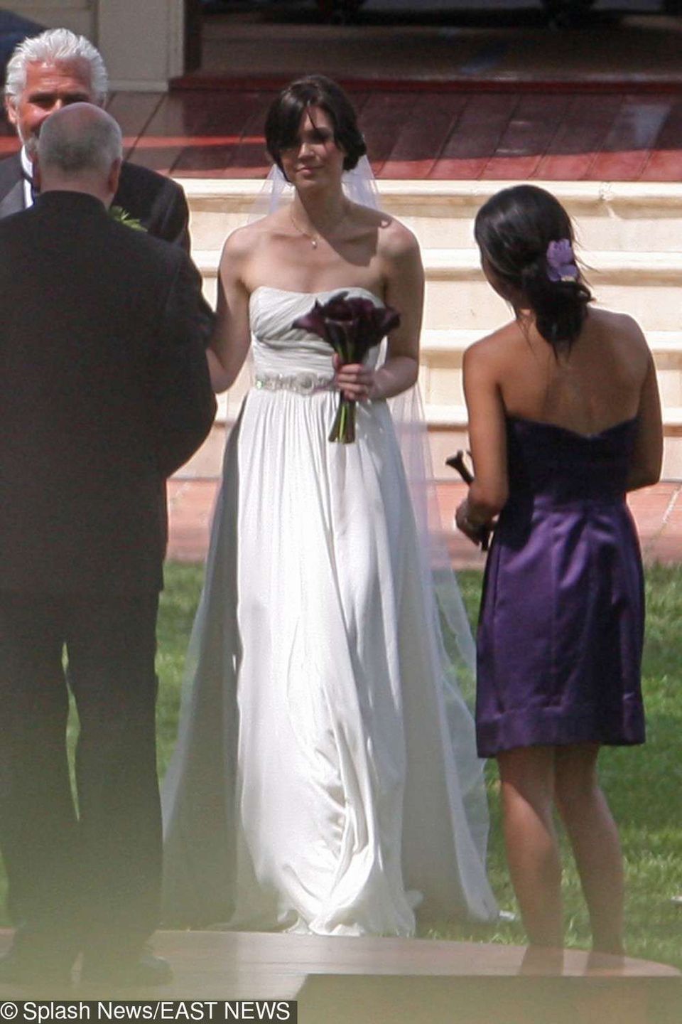 Mandy Moore w sukni ślubnej na planie filmu "Gry małżeńskie" ("Love, Wedding, Marriage")