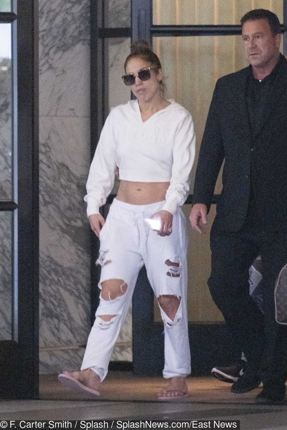 Jennifer Lopez w spodniach z dziurami i w japonkach