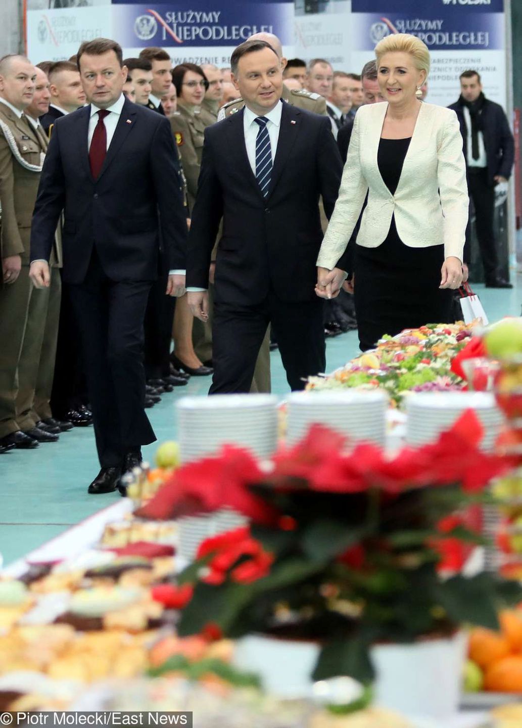 Agata Duda i Andrzej Duda trzymają się za ręce na spotkaniu z żołnierzami