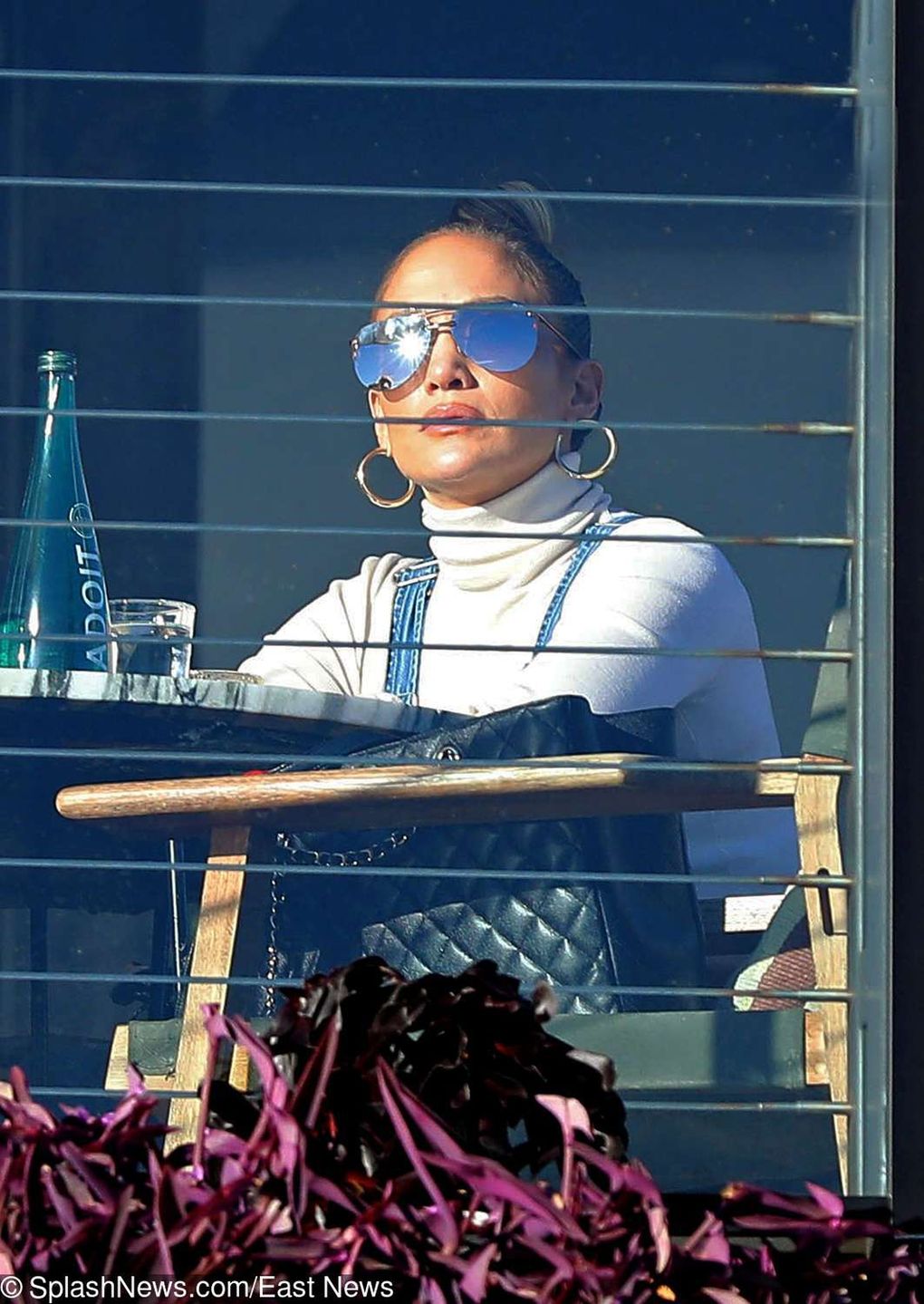 Jennifer Lopez w białym golfie w kawiarni