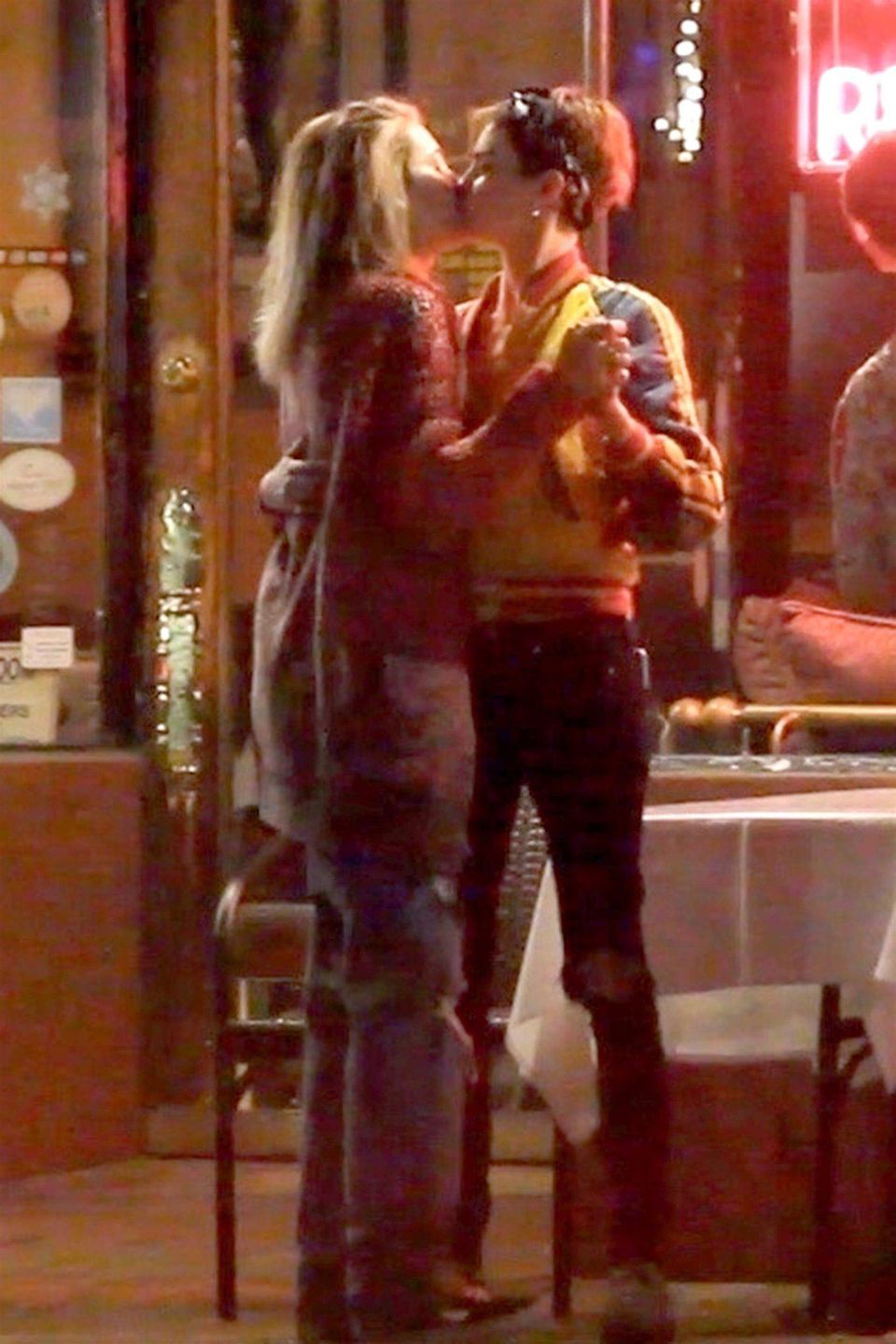 Cara Delevingne i Paris Jackson Kiss całowały się na ulicy. Towarzyszyli im Macaulay Culkin i Brenda Song (BACKGRID/FORUM)