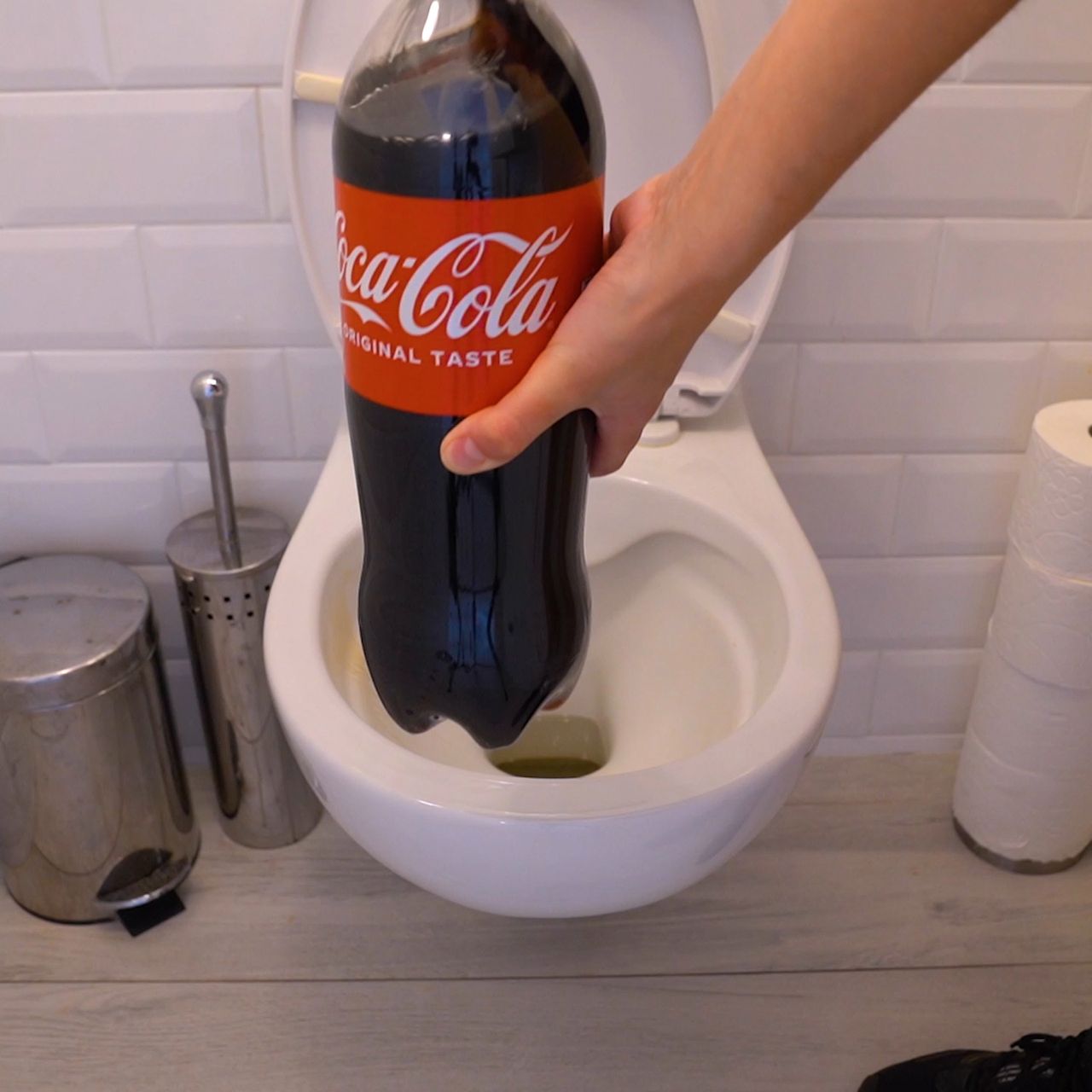 Coca-cola do czyszczenia toalety