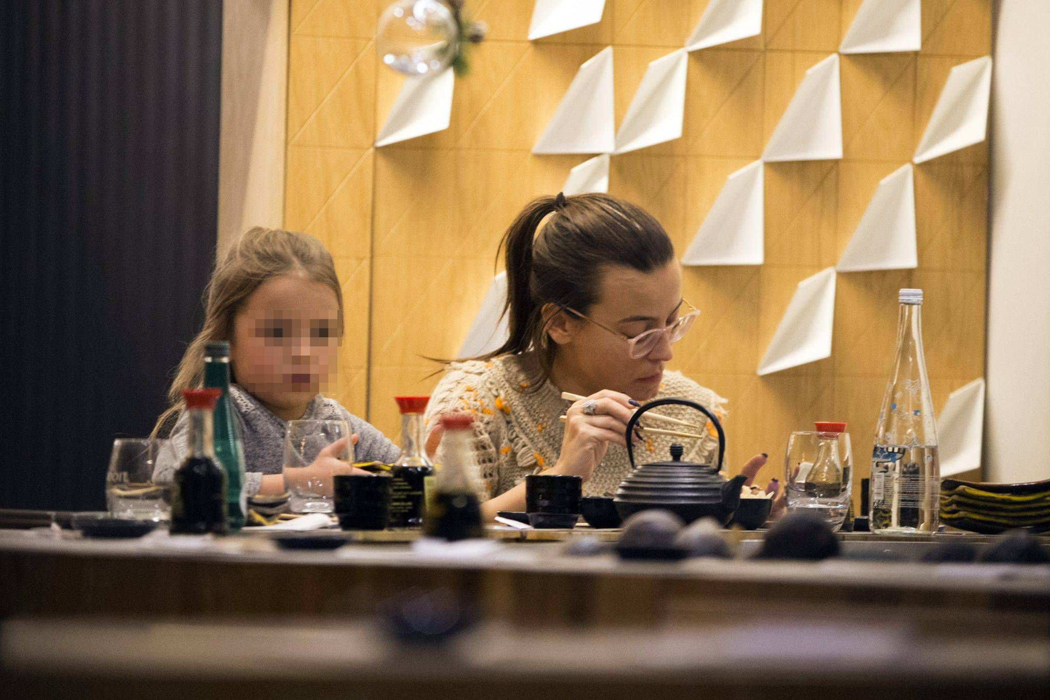 Anna Mucha z rodziną na sushi