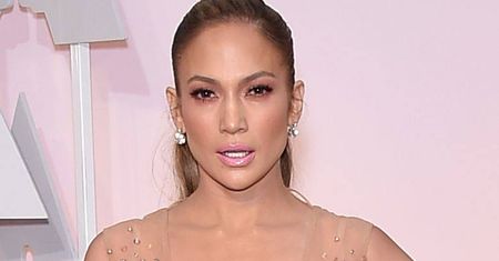 Jennifer Lopez jak zwykle zachwyciła na czerwonym dywanie. Jednak czar prysł, kiedy inna gwiazda pokazała się w niemal identycznej kreacji [zdjęcia]