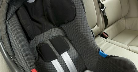 Dziecko zmarło w foteliku samochodowym