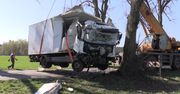 Ciężarówką w drzewo
